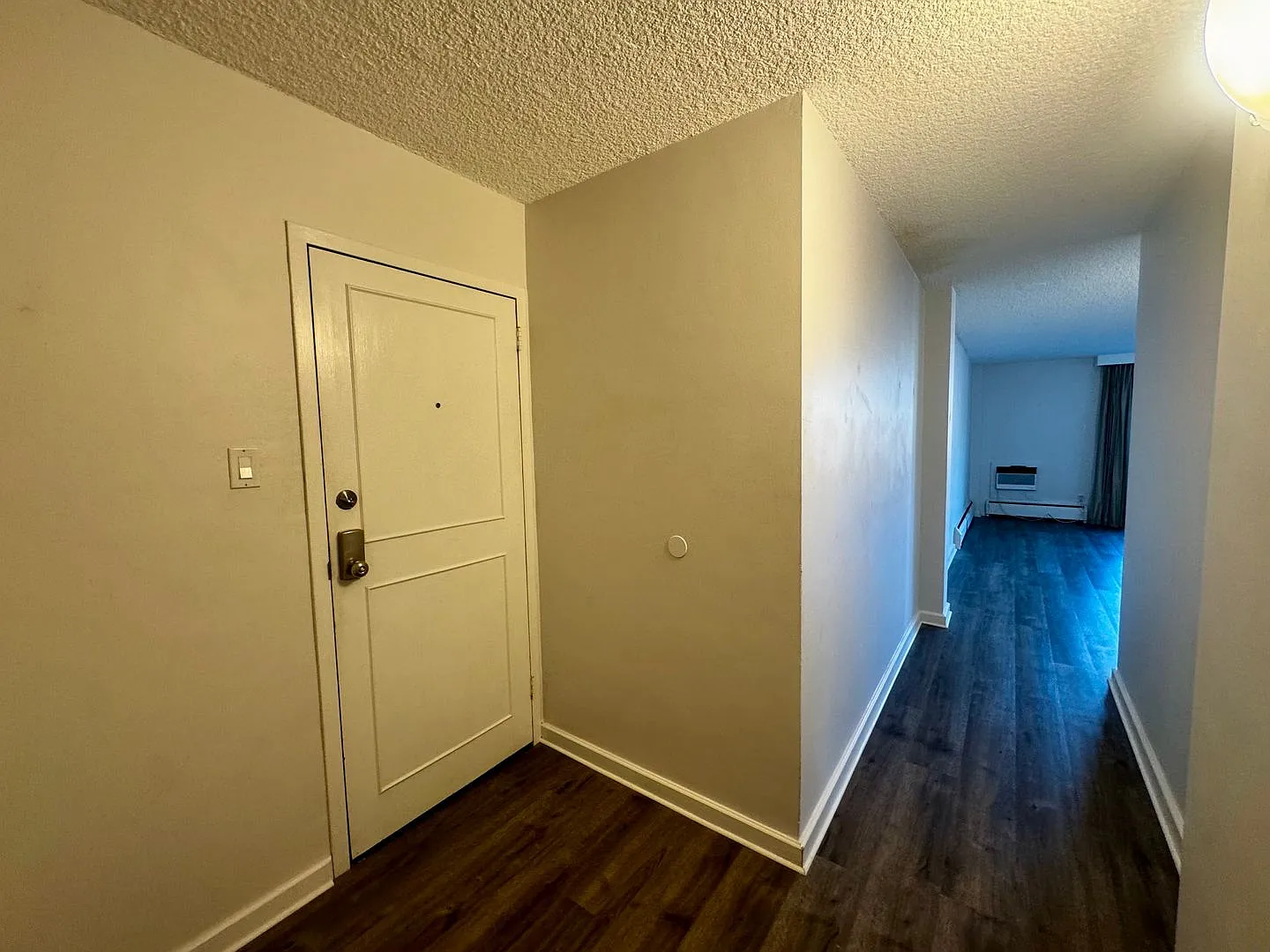 Updated 2-bed/2-bath open-concept condo with Mountain views w/ AC — Photo 2