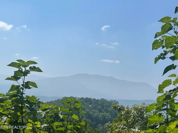 2710 Mountain Blvd, Sevierville, TN 37876