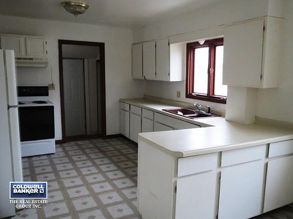 Large Kitchen - Breakfast Bar