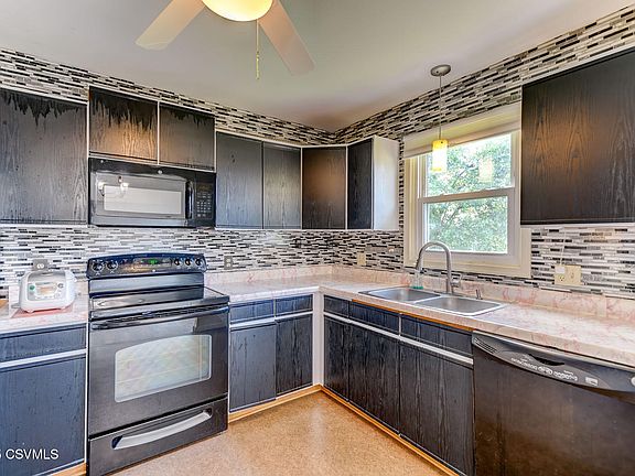 3rd image of 219 Lamplight Ln