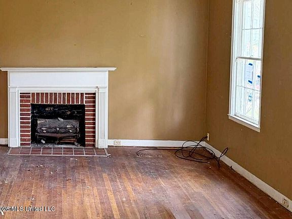 3rd image of 256 W Main St