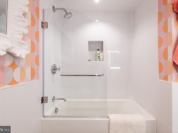 2nd image of 925 N Fairfax St #606