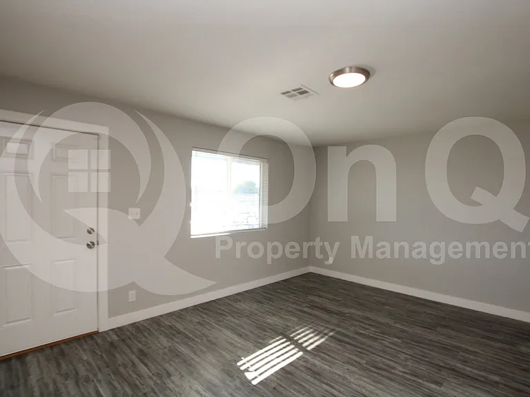 2202 W Devonshire Ave #4 — Photo 6