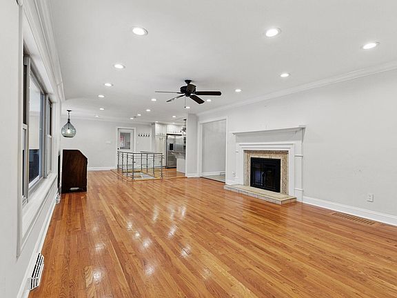 3rd image of 3034 Breckenwood Dr