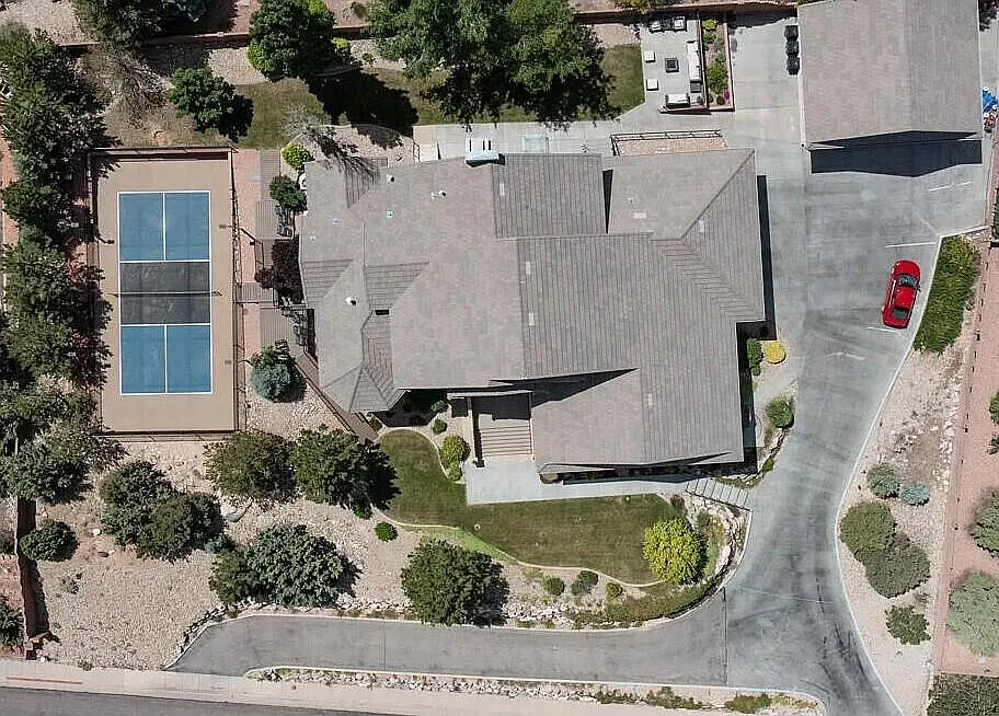 7 bed, 6.5 bath, 7800 sqft — Photo 2
