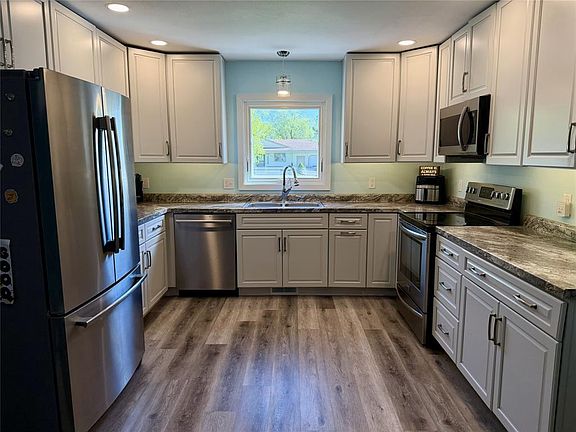 2nd image of 3214 Robin Road
