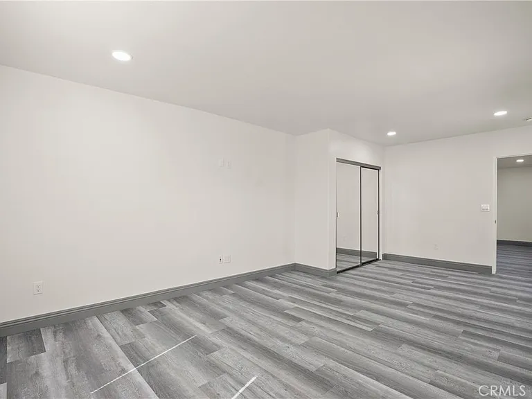 14335 Hamlin St — Photo 35