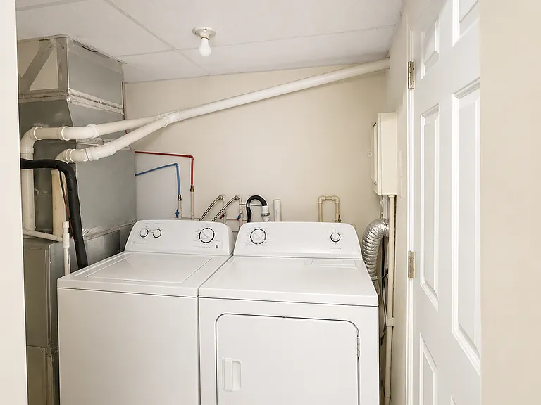 Colonial Manor — Photo 10