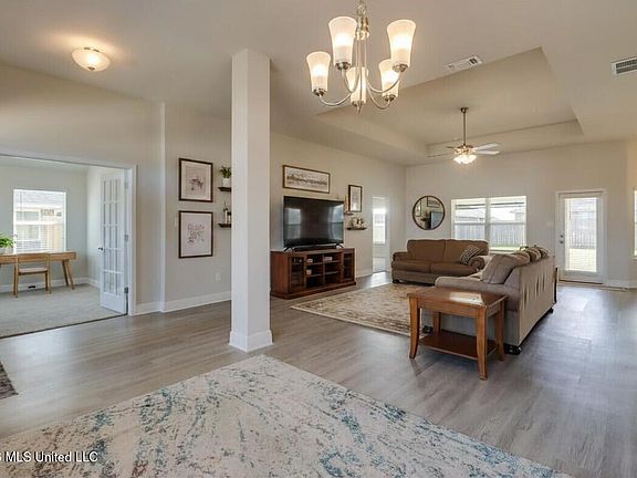 5th image of 15053 Emersyn Ln