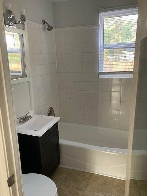 2nd image of 2836 Graham St