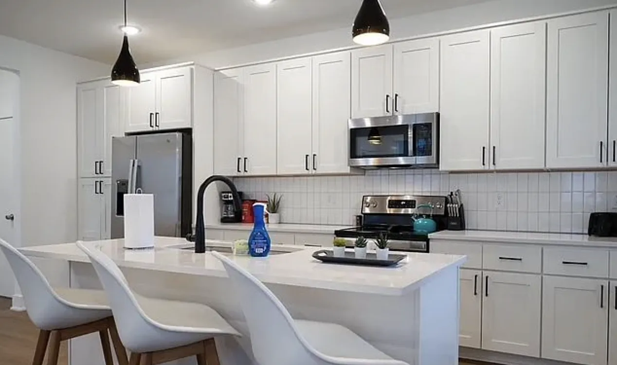 3 bed, 3.5 bath, 1550 sqft, $2,300 — Photo 3