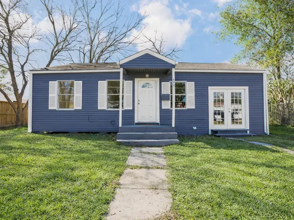 111 Poinsetta Ln, Highlands, TX 77562