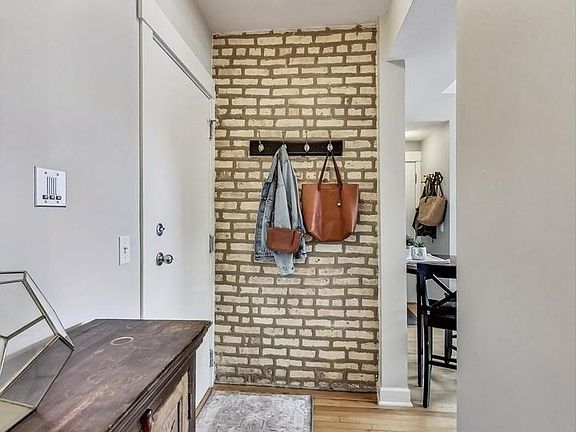 3rd image of 2537.5 Prairie Ave #1S