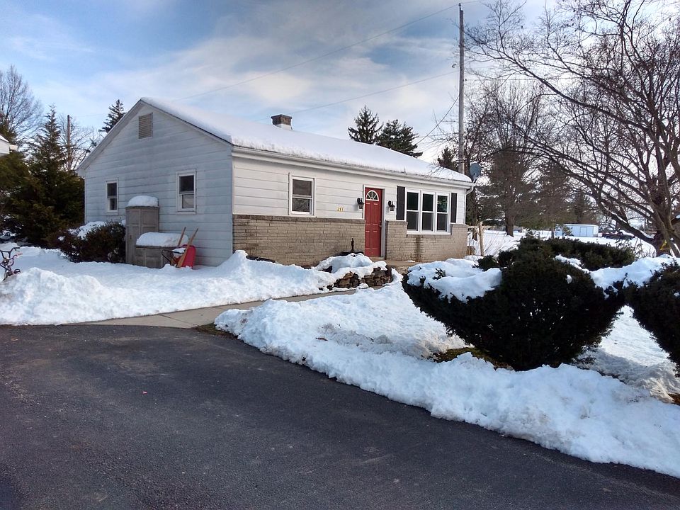 Single family home in country setting close to 83 & 30