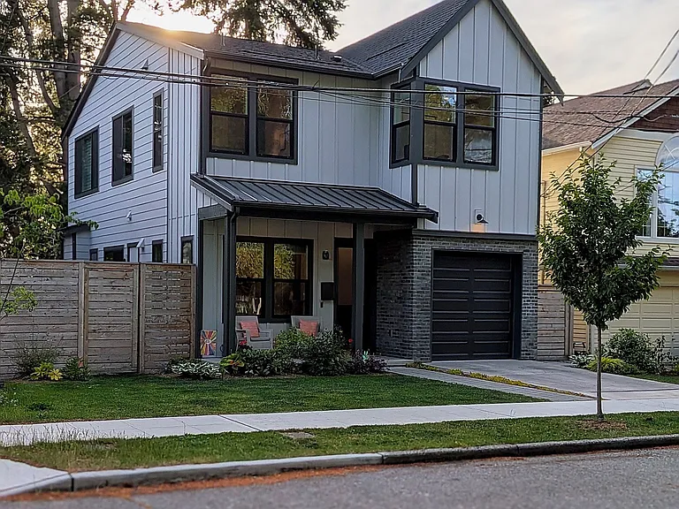 31st Ave NE — Photo 1