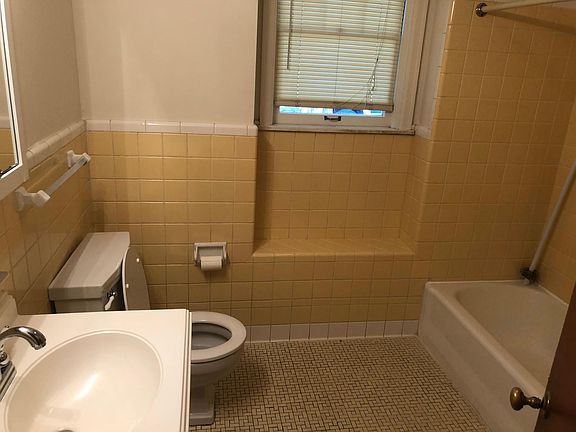 4th image of 410 Oak St
