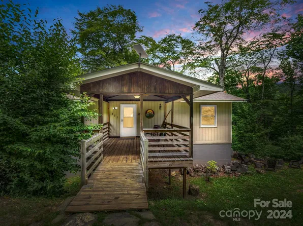 851 Spruce Flats Rd, Maggie Valley, NC 28751
