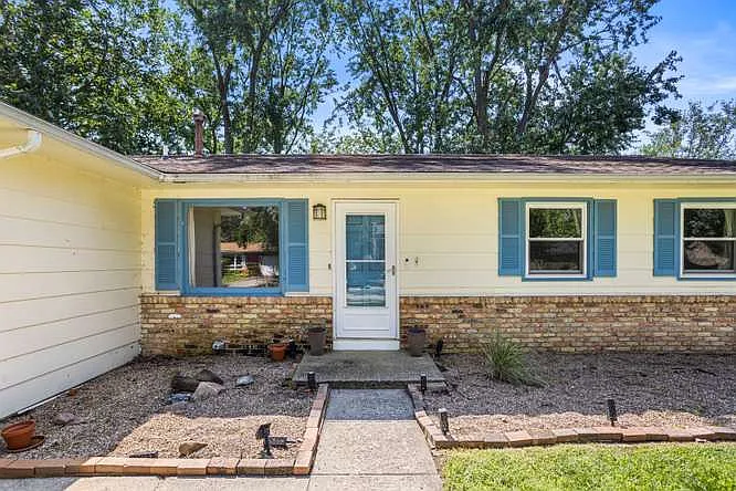 3 bed, 1.5 bath, 1662 sqft, $2,085 — Photo 1