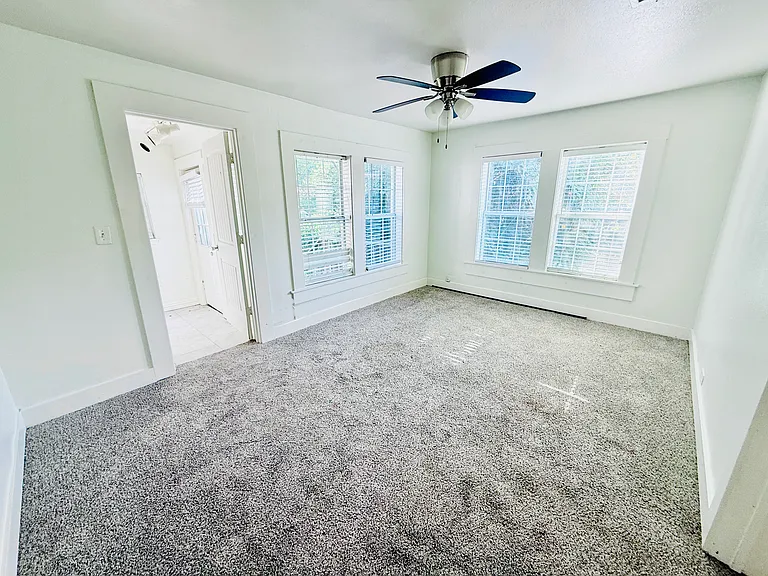 814 W College St — Photo 10