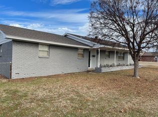 825 Eagle Dr, Moore, OK 73160