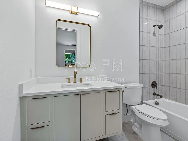 410 Avenue L #B — Photo 8