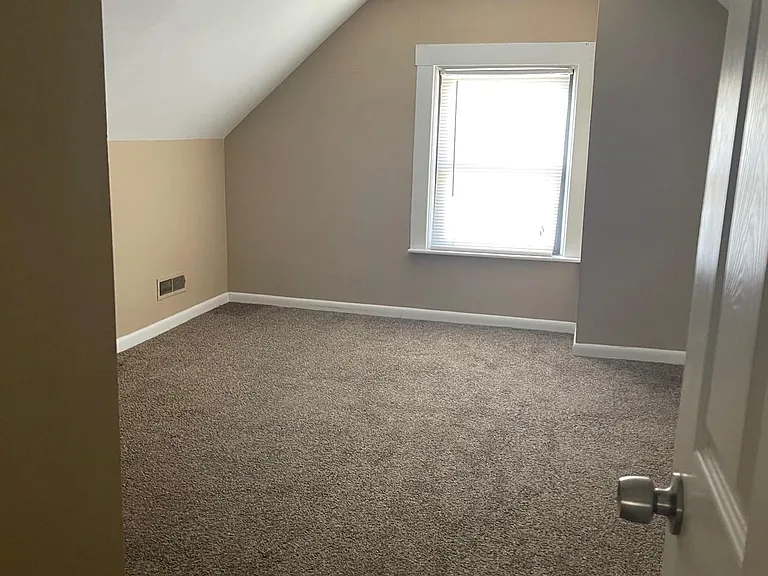 225 Emming St #UPPER — Photo 10