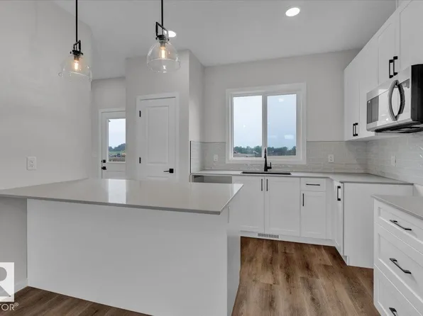 1098 McLeod Ave, Spruce Grove, AB T7X 3X2