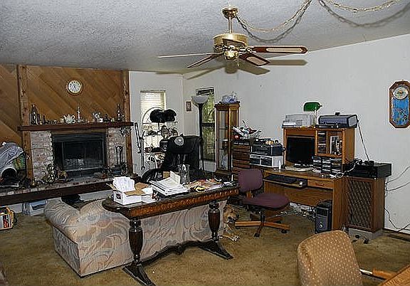 Living room w/fireplace