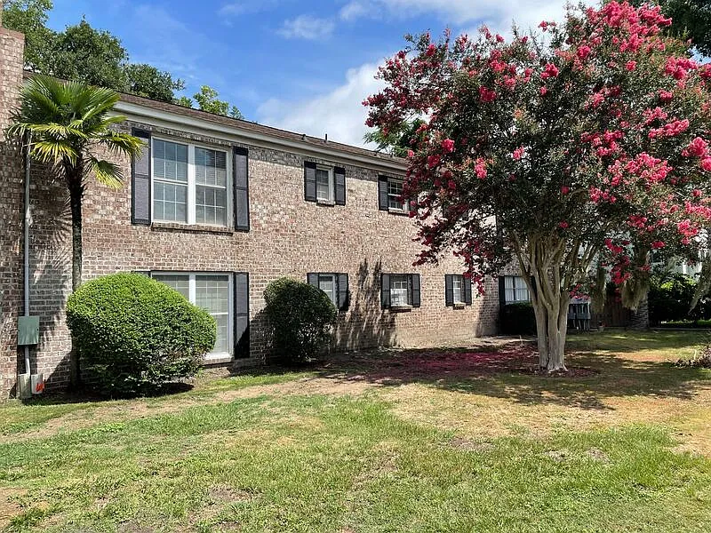 2 bed, 1.0 bath, 734 sqft, $1,650 — Photo 2