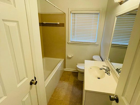 5th image of 216 Applewood Ln