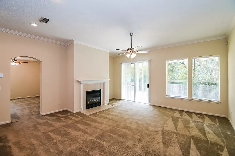 3 bed, 2.0 bath, 2161 sqft, $1,945 — Photo 3