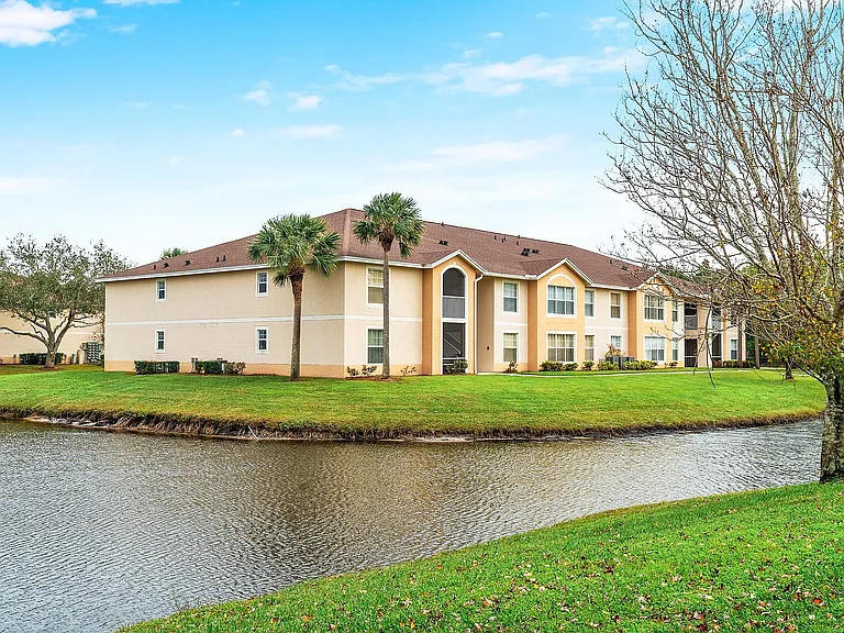 Bella Vista Apartments — Photo 19