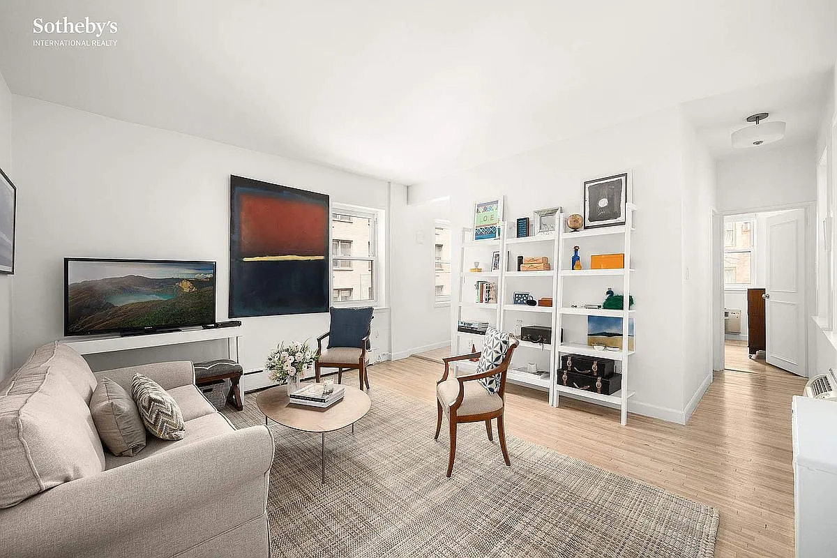 207 E 21st St APT 3F photo 1