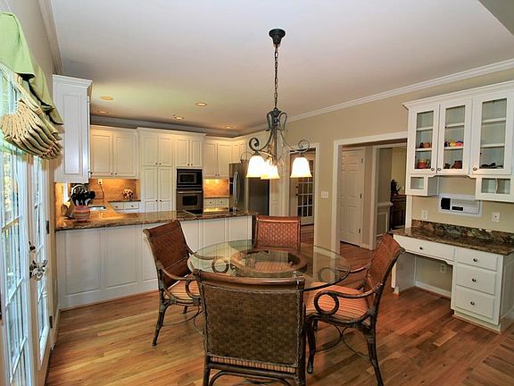 4th image of 625 Blakenham Ct