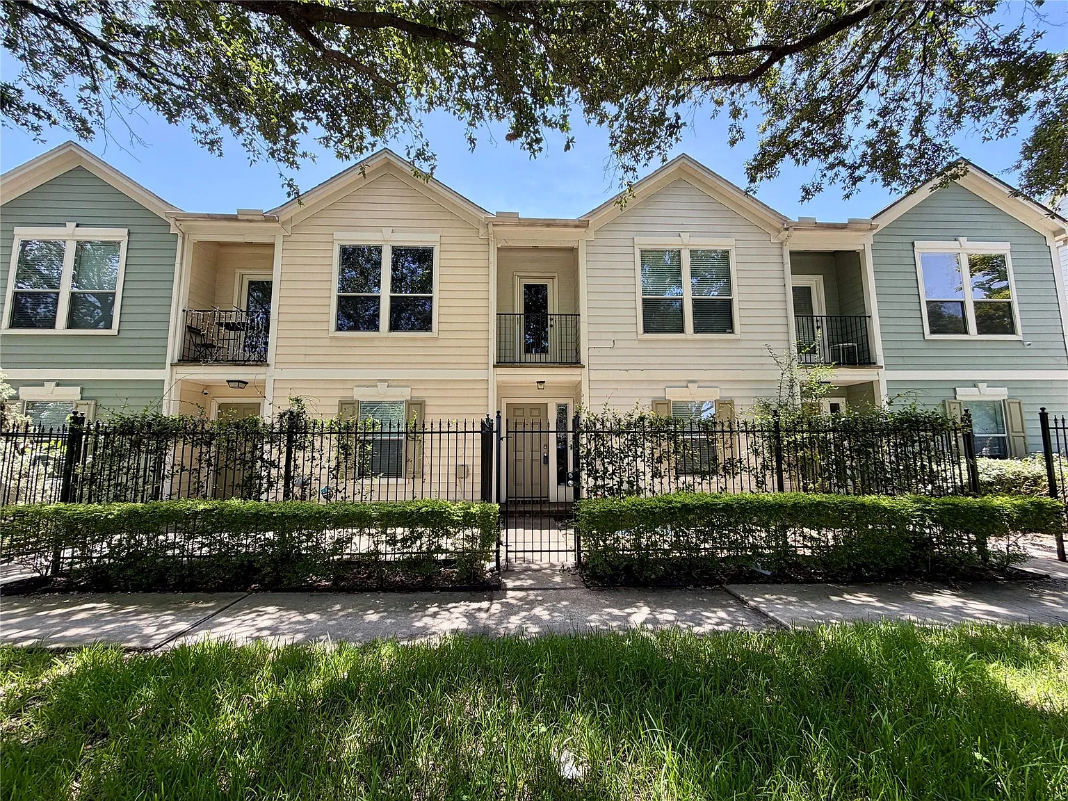 2 bed, 2.0 bath, 1625 sqft, $2,200 — Photo 2