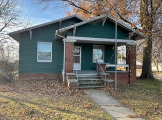 102 E Briggs Ave, Roodhouse, IL 62082