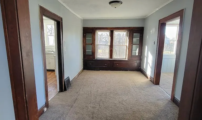 580 Baird St — Photo 6