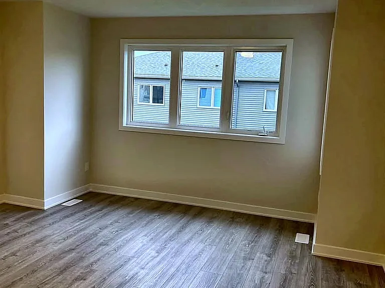 1007 Showman St — Photo 11