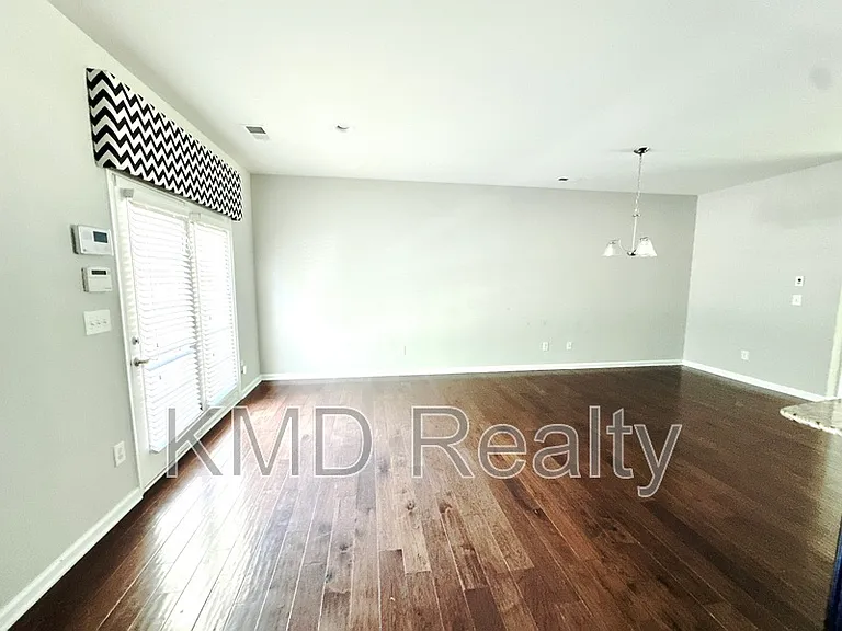 1935 Fleetwood Dr — Photo 5