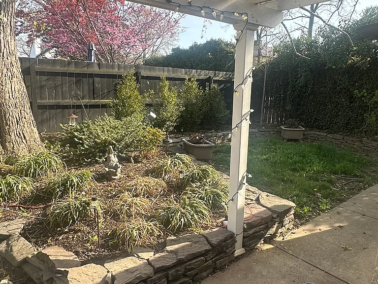 205 E Marshall St — Photo 16