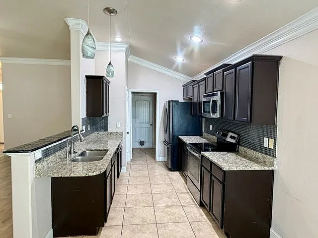 625 Memorial Ct — Photo 4