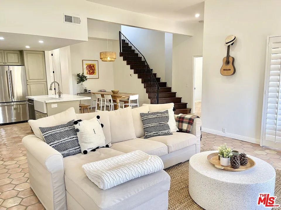 2 bed, 2.0 bath, 1426 sqft, $2,995 — Photo 2