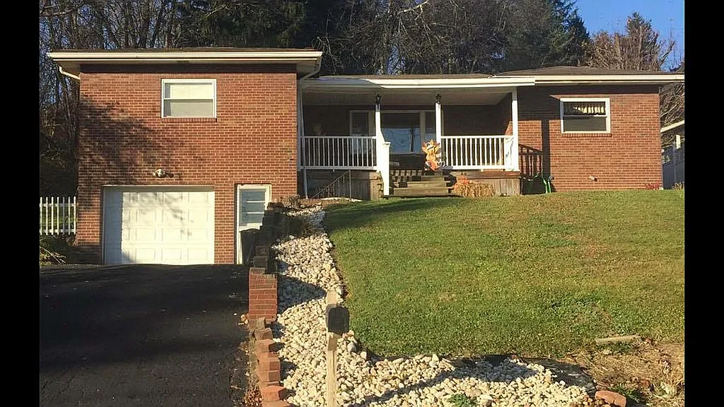 407 Petrick Ave photo 1