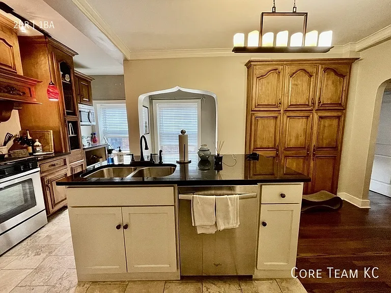 710 W 48th St #301 — Photo 7