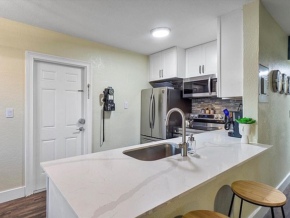 5th image of 4351 NE 15th Terrace