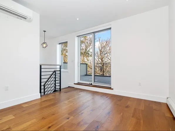 471 Evergreen Avenue image 1 of 9