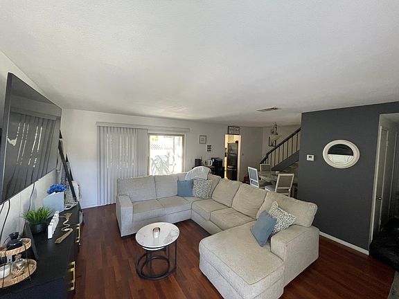 2nd image of 216 Eveningside Gln
