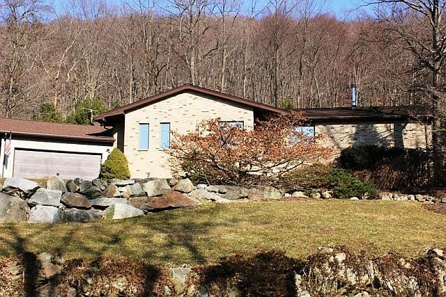 Large contemporary ranch with open floor plan