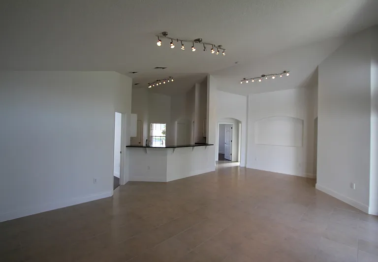 210 Garberia Dr — Photo 10