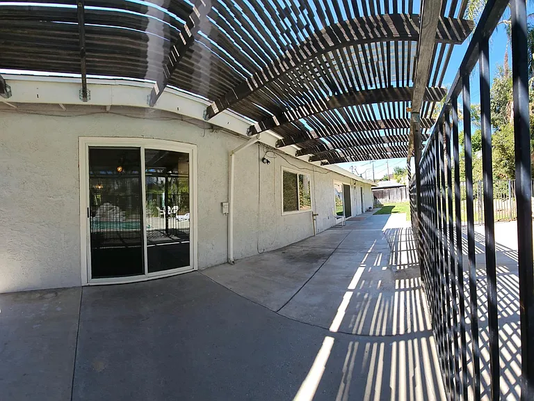 2272 Toluca Dr — Photo 34